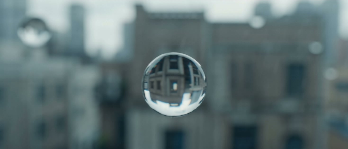 一颗映出建筑窗户的水滴，《消失的袜子》早期开场镜头。