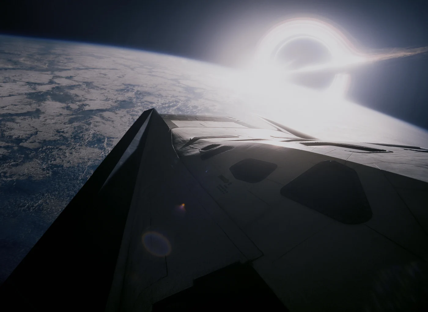 《星际穿越》中飞船外壳与远处的黑洞、吸积盘
